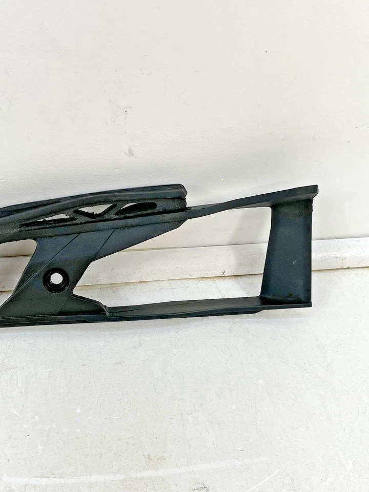 Tira de frotamiento de cadena trasera Triumph Street Triple & Street Triple R 2013-2016 Foto 3 de 4