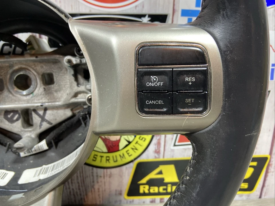 吉普 JK 牧马人 原始设备制造商 硬岩 黑色皮革方向盘 2011 - 2017 117097 — 第 2/4 张图片