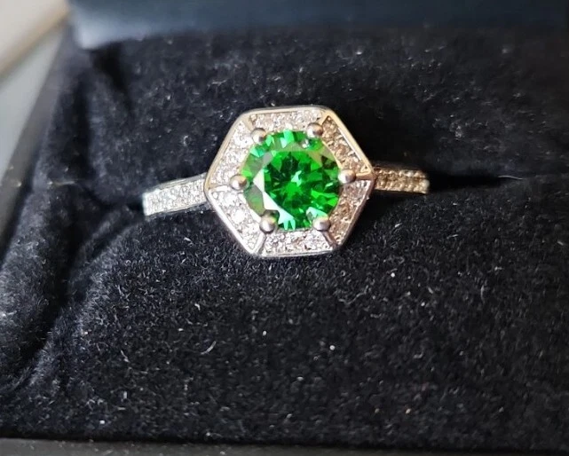 Anillo Joyas Fragantes Tono Plata Piedra Verde y Cristal Talla Nuevo Sin Etiquetas Simulado Talla 7 Foto 2 de 4