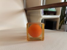 Cubo di Enzo Mari / Danese Milano – Scultura in resina cubo metà secolo, Artemide