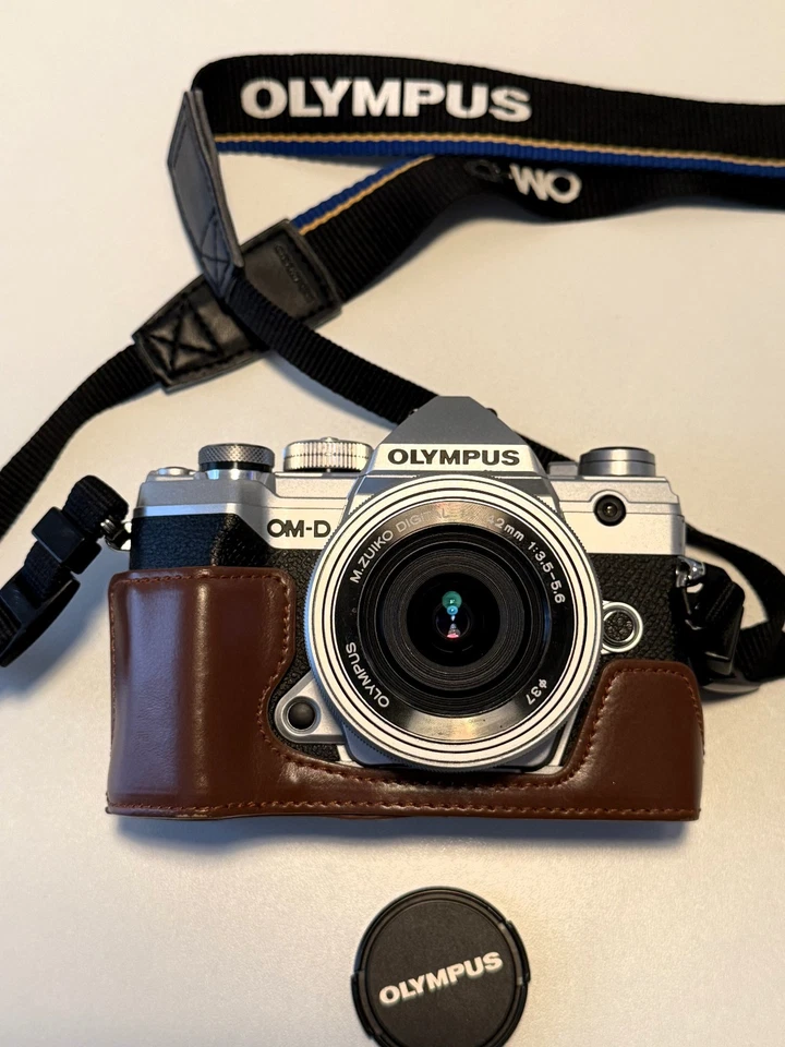 Olympus OM-D E-M5 Mark III Silber, komplette Ausrüstung zu verkaufen. - Bild 3 von 4