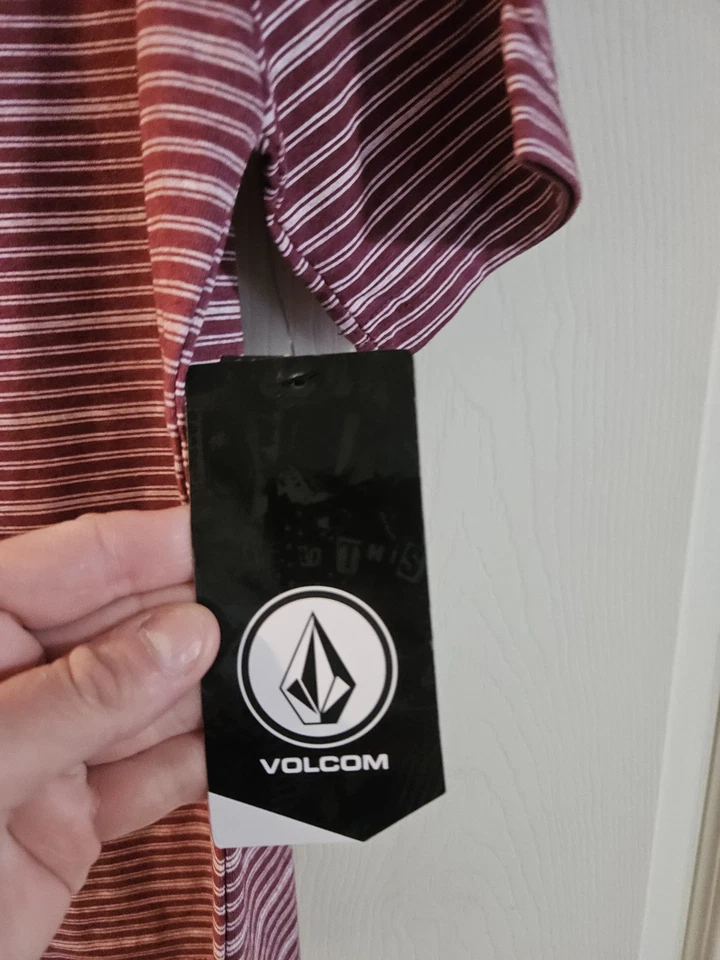 Camiseta listrada Volcom Boys: vermelha/branca: nova com etiquetas: tamanho M (10/12) - Imagem 2 de 4