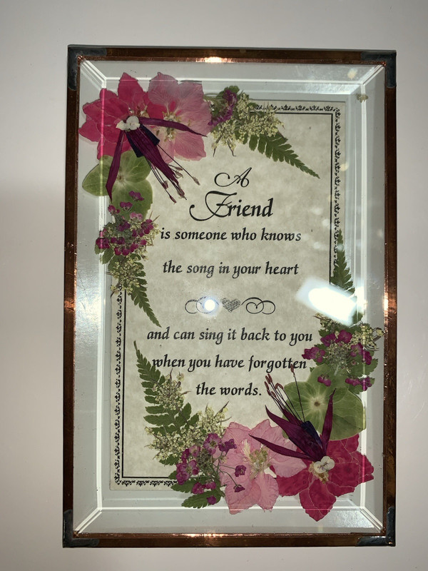 "A Friend" ornament plaque bevelled glass dried flowers 6x4"