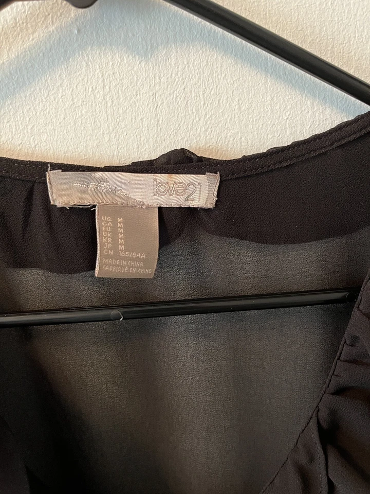 Vestido Love 21 negro con volantes en capas transparentes talla mediana con debajo del vestido Foto 3 de 4