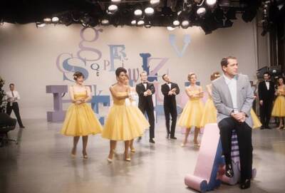 Perry Colot Perry Como rehearses on set of his TV show Perry Comos Kraft - 1960 Old ...