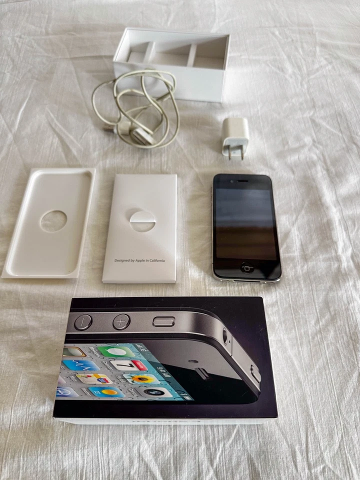 Apple iPhone 4 - 16 GB - White (AT&T) - Image 2 of 2