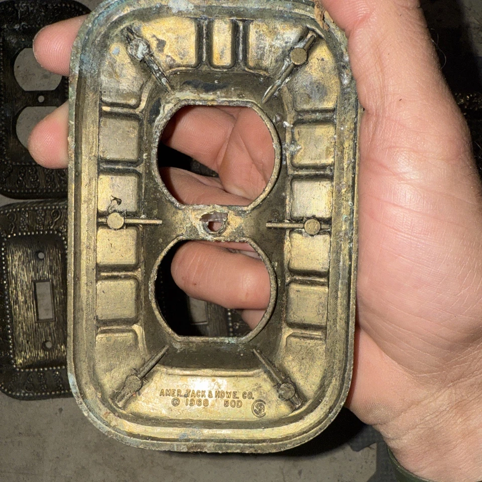 4 cubiertas de placa de salida de latón ornamentadas de colección Amer Tack & Hdwe Co. 1968 50D Foto 3 de 4