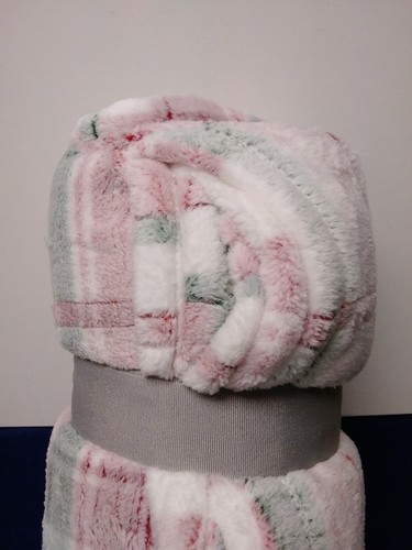 Mainstays Textured Velvet Plush Throw White/Holiday Plaid Luxuriously Soft 50X60 - Picture 8 of 8