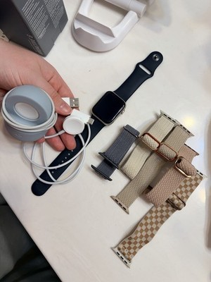 Apple Watch SE (GPS) 2nd Gen 44mm Gold Aluminum Case Bundle