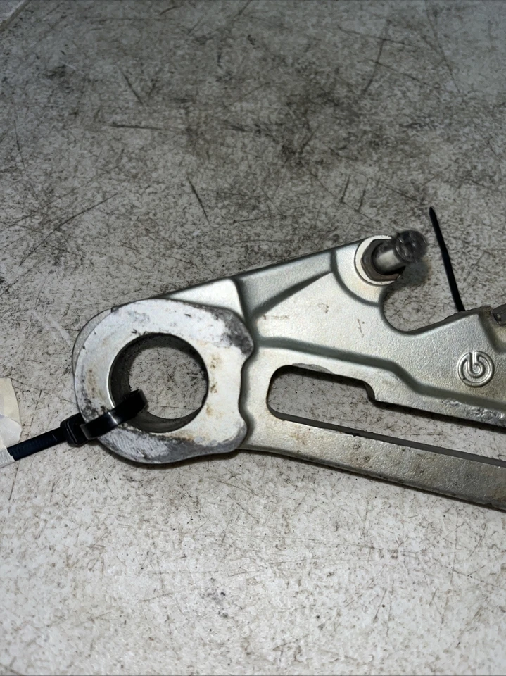 Кронштейн суппорта заднего тормоза 2016 KTM 350Sxf 77713075000 - Изображение 3 из 4