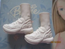 BARBIE DOLL / PAIR OF SHOES: BOOTS, PUMPS ....... (2716)