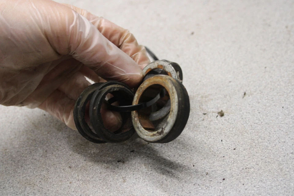 1973 Honda CB125S AMORTECEDORES DE BORRACHA PARA FARÓIS N2-1110.MF - Imagem 3 de 3