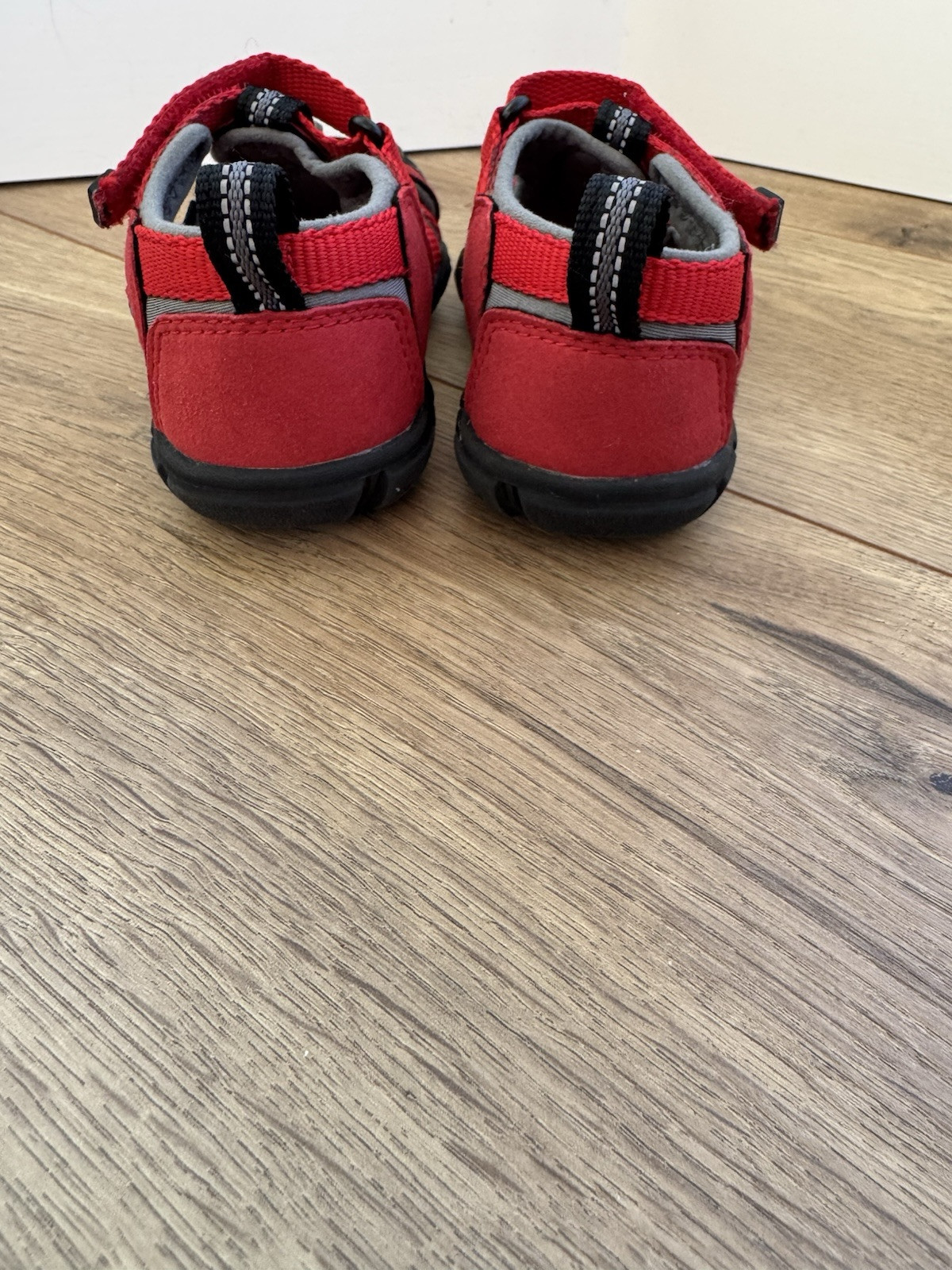 Sandalo scarpe KEEN rosso impermeabile punta chiusa taglia giovane US 9 escursionismo passeggio