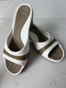 CROCS Sassari Tan & White Wedge Sandals Heels Open Toe Slip On Womens 7