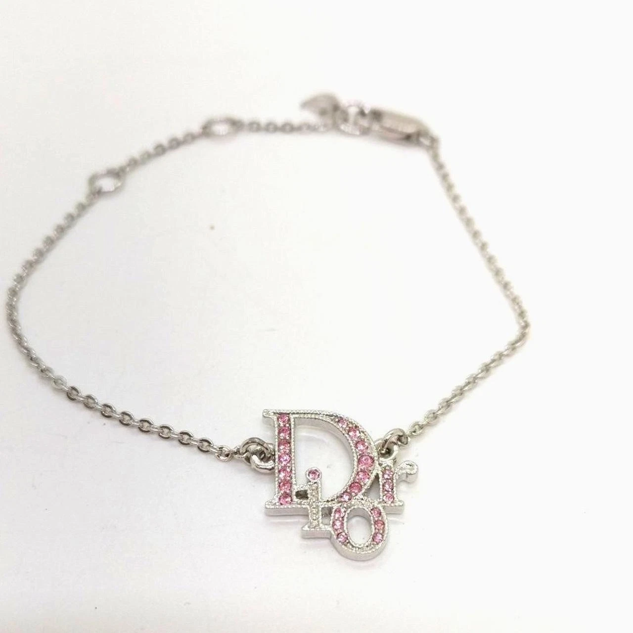 Bracelet chaîne strass logo Christian Dior ton argent rose avec sac de rangement