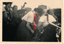 Foto BDM M&auml;dels Uniform am Fahrrad Landstra&szlig;e nach Kaiserswerth Agfa Lupex x284