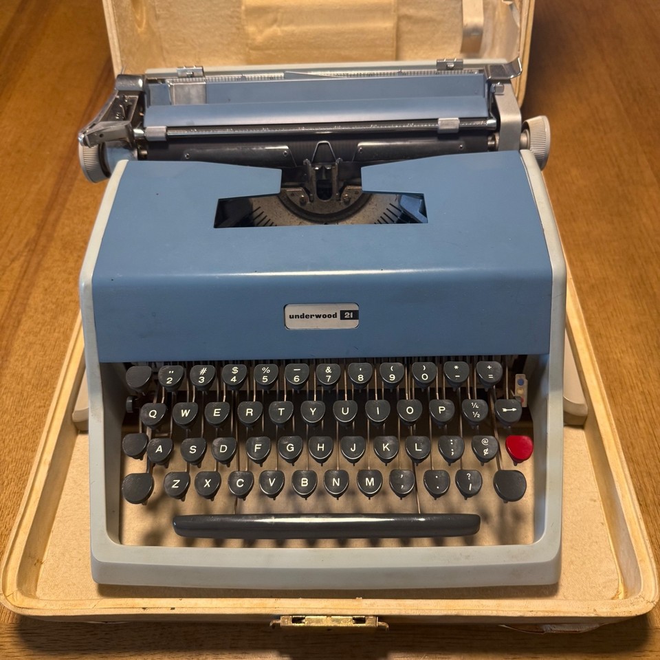 Vintage Underwood 21 Portable Manual Typewriter Blue Made in Italy w/ Case