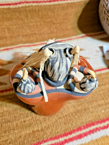 RARE COOL Jemez Pueblo Pottery CLOWN STORYTELLER Reyes Panana w/ POLISHED CLOAK - Picture 8 of 13