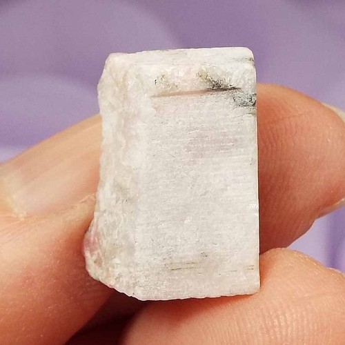 Muy rara pequeña pieza natural Tugtupite ""Aprende a amarte a ti mismo"" 3,2 g SN53686 - Imagen 4 de 4