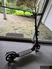 Verkaufe einen schwarzen Roller passend für Jugendliche. It’s faltbar zum einfachen Tragen