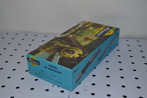 Athearn Blue Box HO fish belly flat car with stakes, undecorated - Kit No 1349 - Picture 4 of 5