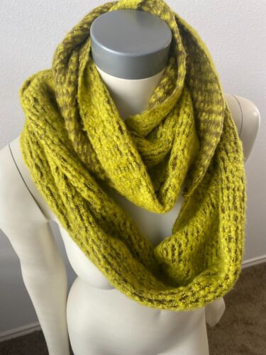 Collection Eighteen unisex lightweight INFINITY Scarf Green color one size - Picture 5 of 7