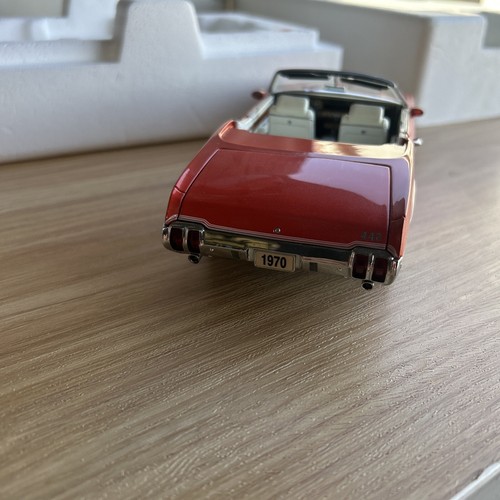 Danbury Mint 1/24 Diecast 1970 Oldsmobile 442 W-30 Convertible Red Model Car - Picture 10 of 12