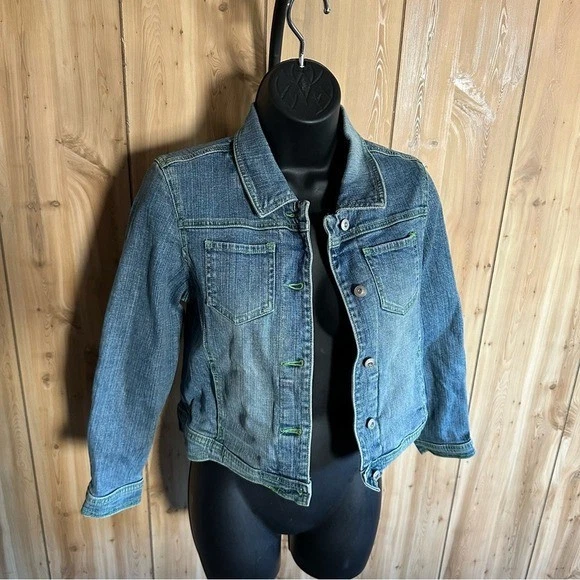 Chaqueta vaquera grande juvenil Tinkerbell Disney Store con costuras verdes Foto 2 de 4