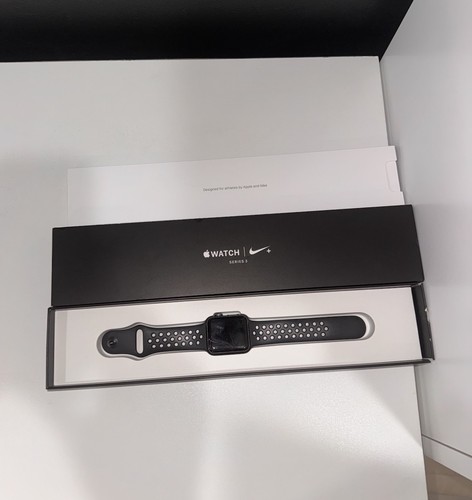 Apple Watch Series 3 Nike+ 42mm Gris Sidéral Aluminium avec Bracelet Sport Noir - Lire