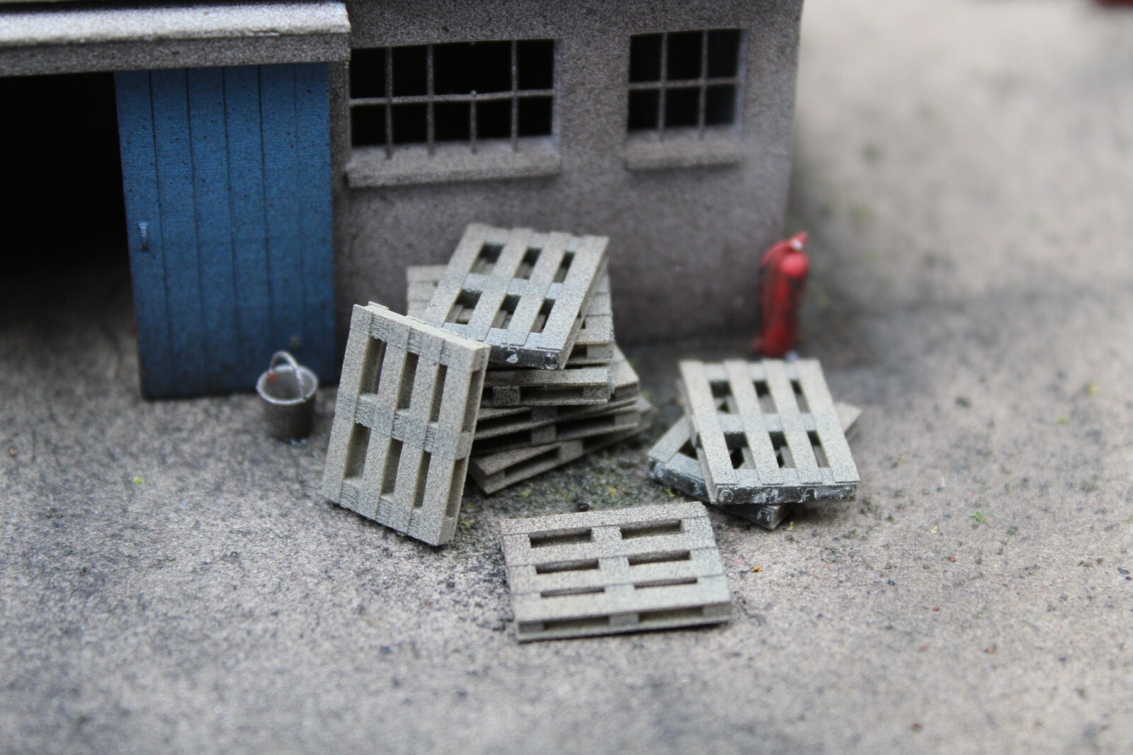 WOODEN PALLETS OO GAUGE 1:76 SCALE MODEL RAILWAY - PACK OF 10 - UNPAINTED