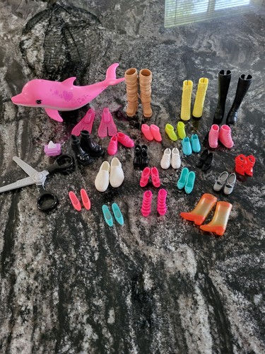 Barbie Mattel rosa Delfin Zubehörpaket 20 Barbie Schuhe und Verkleide Extras