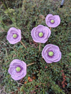 5 Blüten Blümchen Mohnblume KERAMIK - Rosenkugel Handarbeit -DEKO flieder Lila