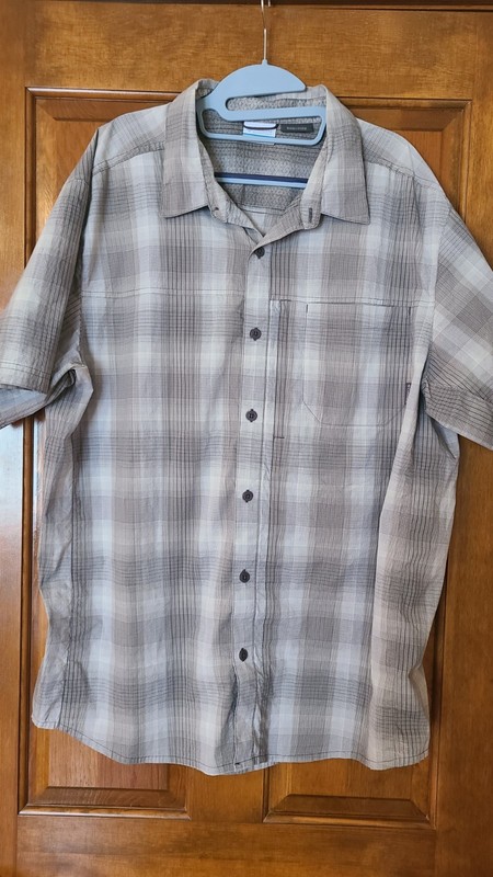 Men's Columbia XL Short Sleeve Button Up Dark Gray/Gray Plaid Shirt