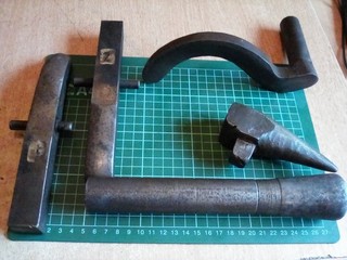 SMALL JOB LOT BLACKSMITHS ANVIL SHAPING/SWAGE TOOLS.