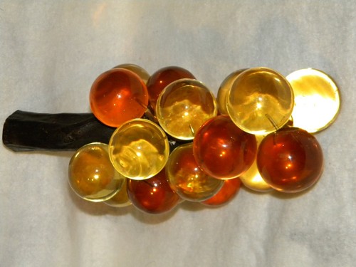 VINTAGE MID-CENTURY AMBER LUCITE ACRYLIC GRAPE CLUSTER 12" LONG - Picture 3 of 3