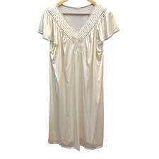 70s Vanity Fair Nightgown Coquette Angelcore Old Hollywood Ivory Lace Butterfly