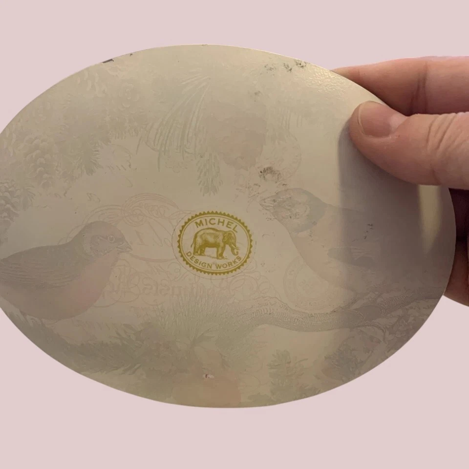 Bandeja de baratijas para jabonera Michel Design Works Navidad pájaro rojo conos de pino postal Foto 3 de 4