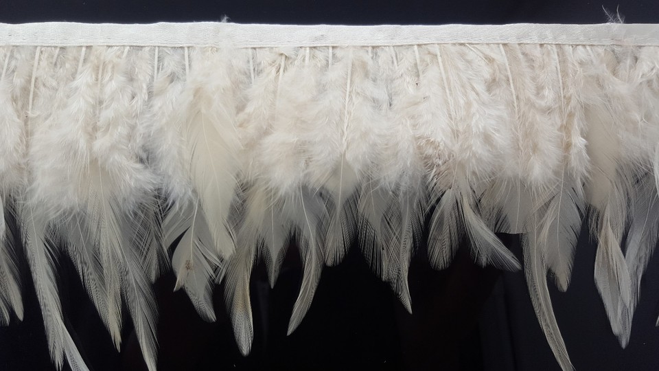 Frangia Di Piume Di Gallo Sowder - 1,8 Metri, Larghezza 12-35 Cm, Color Avorio, Per Artigianato E Costumi