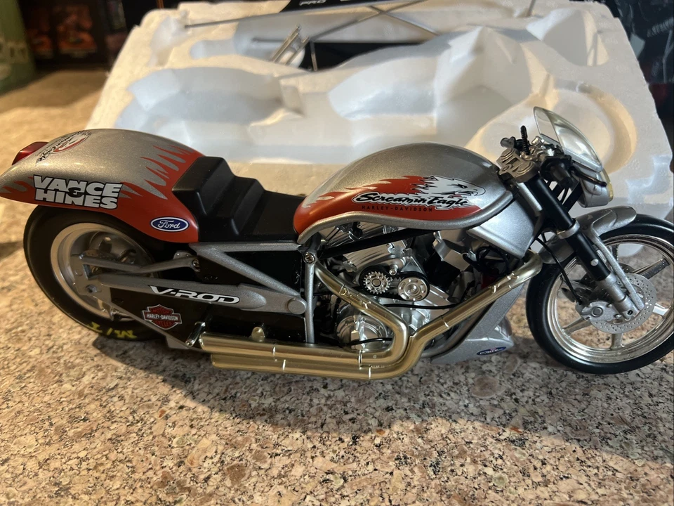 Harley Davidson Ltd Ed Screamin Eagle NHRA Vance & Hines Pro Stock Drag Bike 1:9 - Image 4 of 4