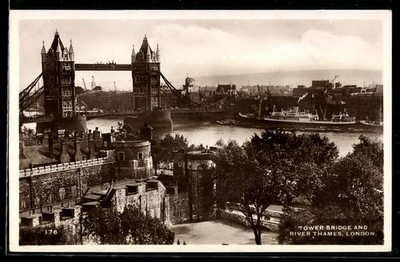 Ansichtskarte London, The Tower Bridge with the Thames 