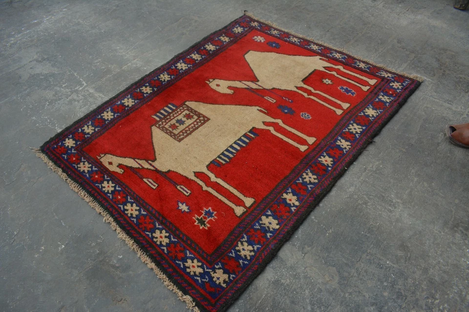 Tapete de camelo afegão raro 3x3 – Campo vermelho com dois motivos de camelo – Exclusivo - Imagem 4 de 4