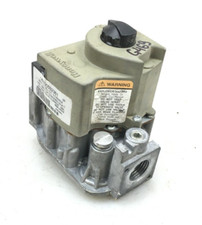 Honeywell VR8205S2361 HVAC Furnace Gas Valve 425401  in and out 1/2" used #G469