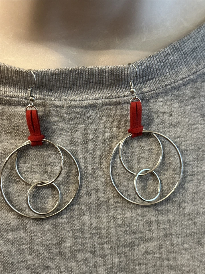 Brincos de couro vermelho disco prata nó celta J CREW novo sem etiquetas lance 4 caridade❤️251 - Imagem 2 de 4