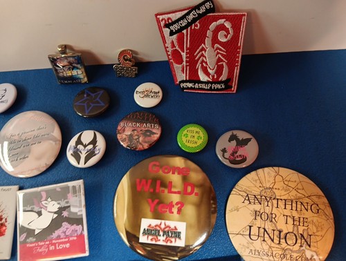 Large Drawer Vintage Assorted 1 Pin 1 Patch 1 Charm & 50 Button Lot* RACY* - Picture 10 of 11