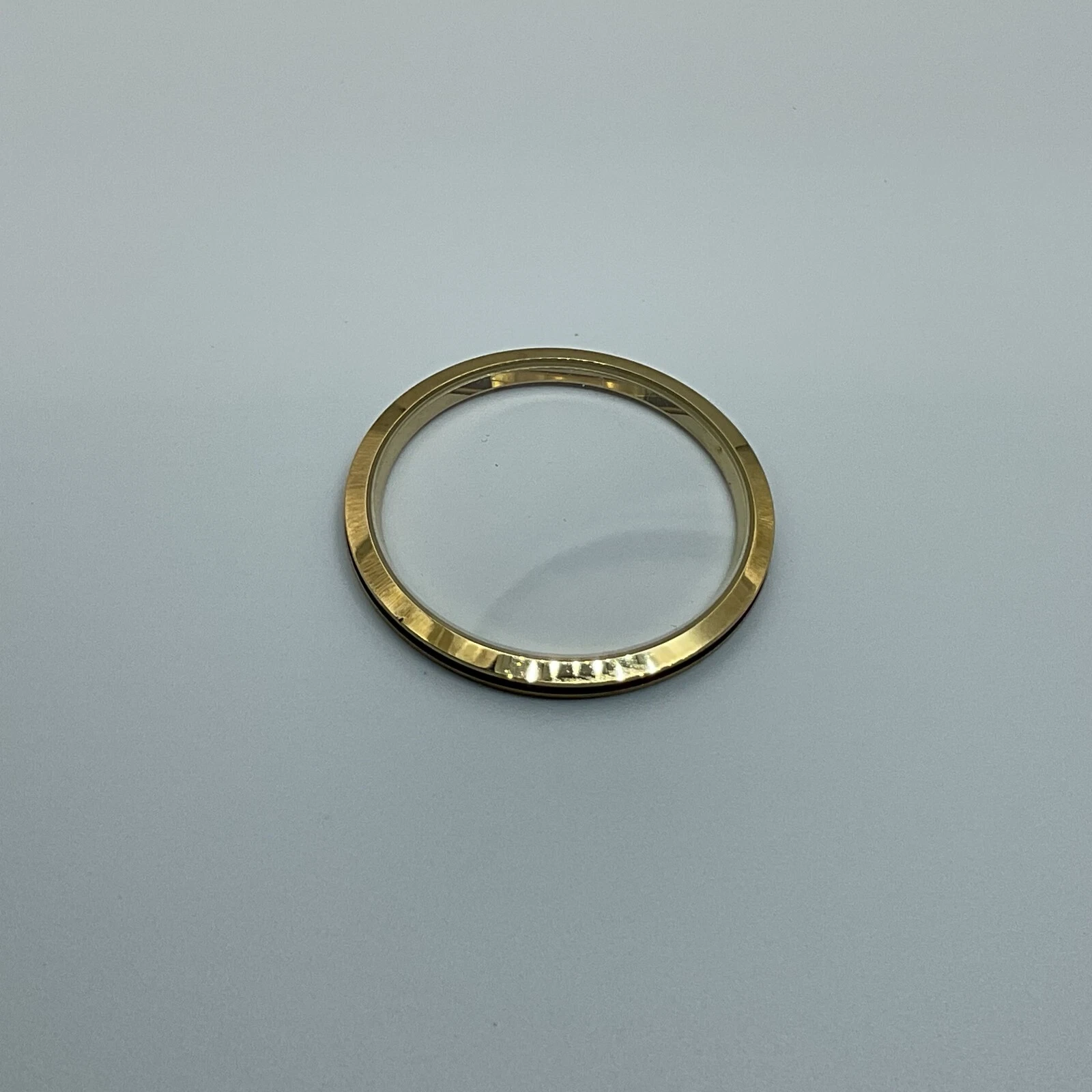 LUNETTE DE MONTRE GUCCI 2000M D'OCCASION EMPILÉE NOIRE AVEC VERRE CRISTAL INSTALLÉ