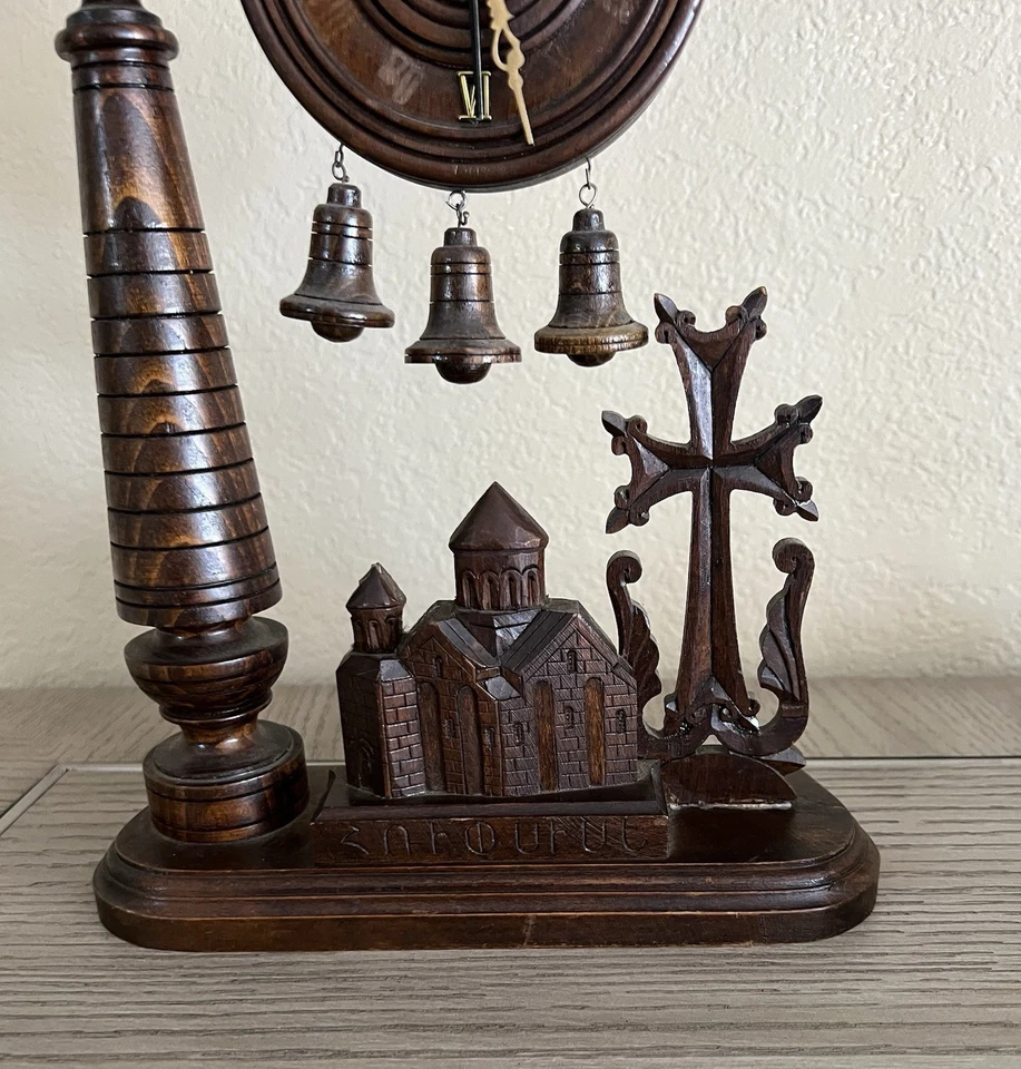 Adornos armenios hechos a mano. Reloj Madera Nogal Foto 3 de 4