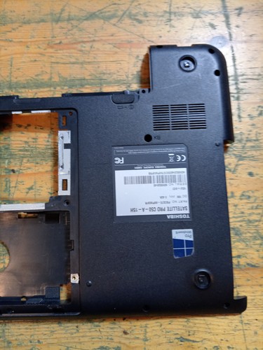 Genuine Toshiba Satellite PRO C50-A-15H Lower Bass Plastics - Picture 2 of 7