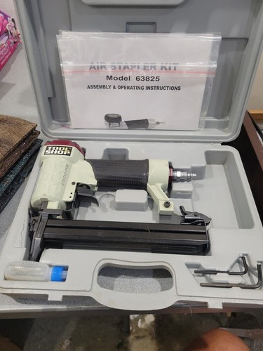 NO STAPLES Tool Shop Air Pneumatic Stapler Gun Model 63825 with Carrying Case - Picture 3 of 4