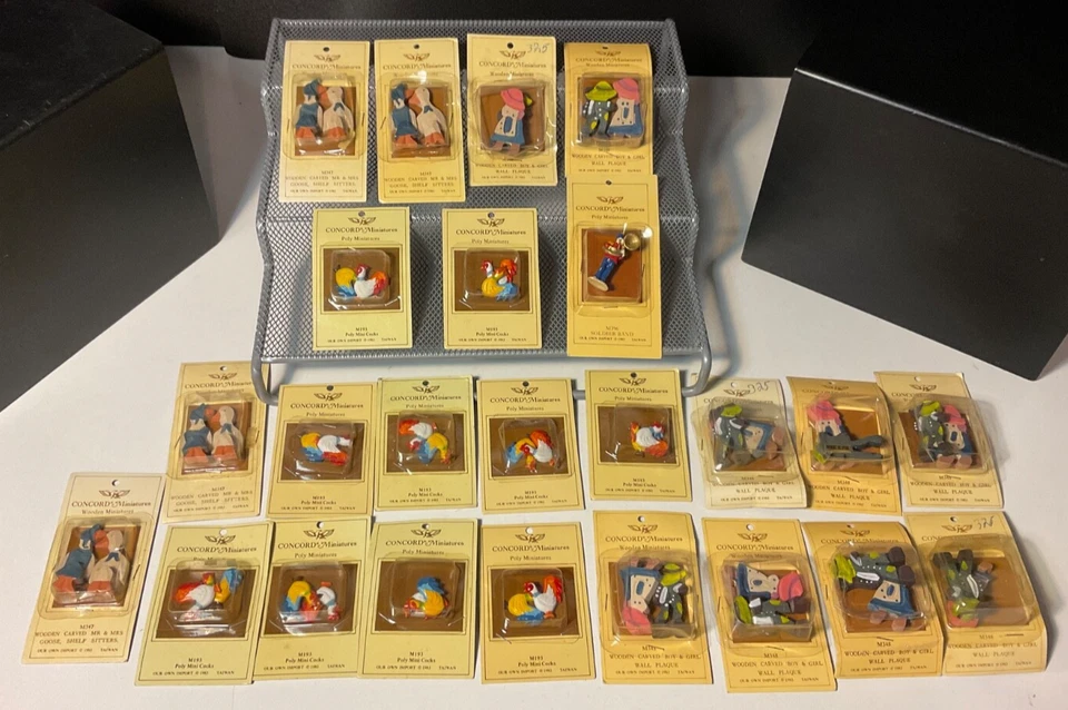 RARO 1983 Concord Miniatures Lote 24 Poli Madera Tallada Placa Estante Sitters LEER Foto 2 de 4