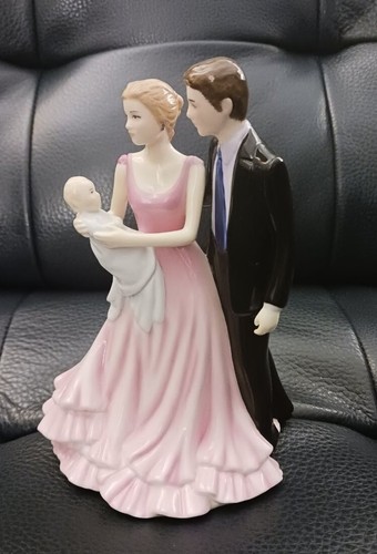 Beautiful Royal Doulton Pretty Ladies Figurine Christening Time HN 5162 - Picture 20 of 20